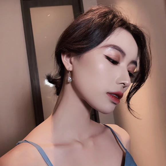 Jacqueline Waterdrop Dainty Golden Earrings - Picture 2 of 4